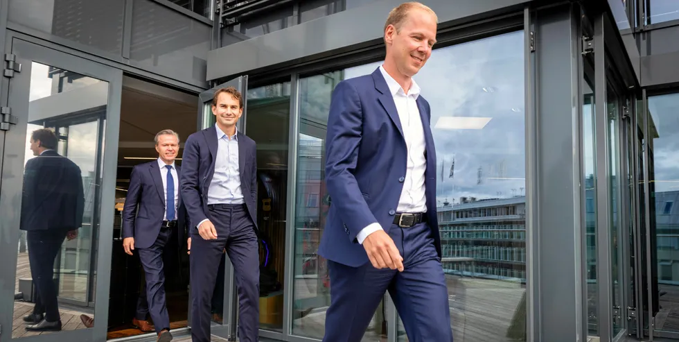 Seniorpartnerne Jon Vatnaland (foran) og Erlend Basmo Ellingsen (i midten) får sentrale posisjoner i den nye milliardsatsingen Vårgrønn. Her avbildet sammen med seniorpartner Ove Gusevik.