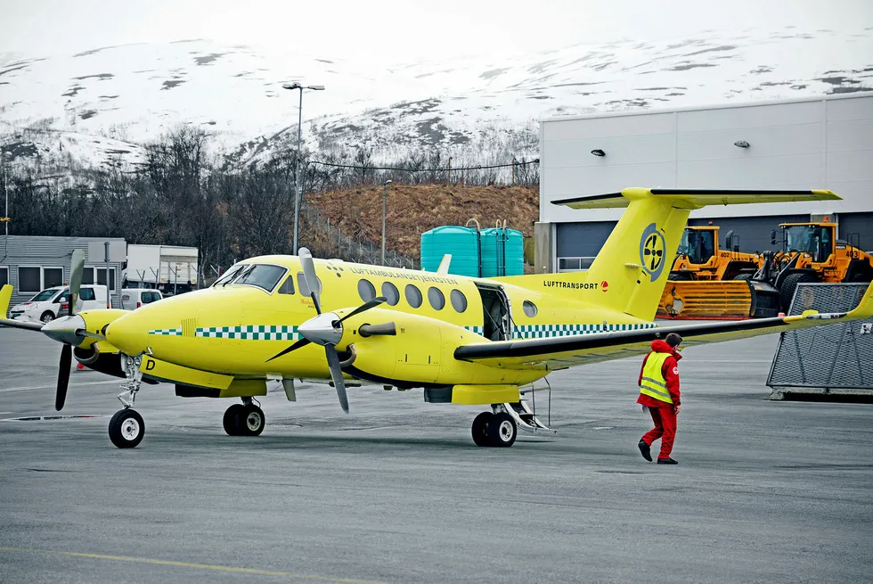 Den statlig eide Luftambulansetjenesten er blitt kritisert for å ha valgt tilbudet med lavest kvalitet for å spare 300 millioner kroner på den seks år lange kontrakten. Her luftambulansefly på Tromsø Lufthavn. Foto: Rune Stoltz Bertinussen/NTB Scanpix