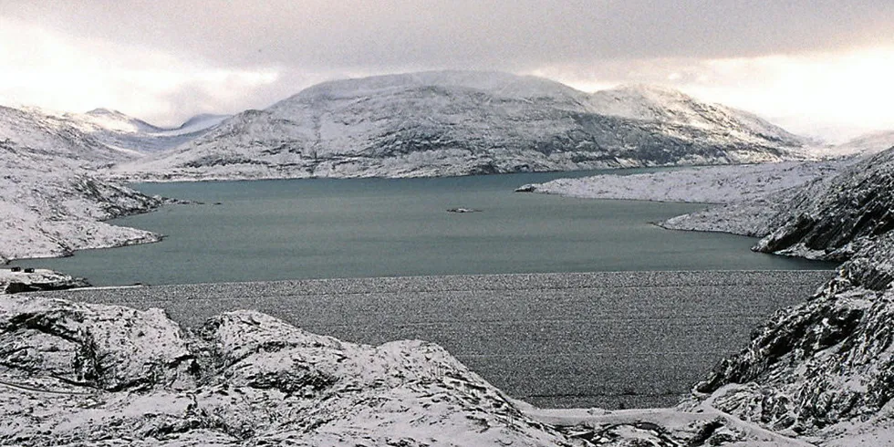Vannmagasinene i Norge er fortsatt relativt tomme målt mot normalår, men NVEs prognoser indikerer at det skal ha blitt bedre i inneværende uke. Både produksjon og strømforbruk har falt kraftig så langt i år, målt mot samme periode i fjor.