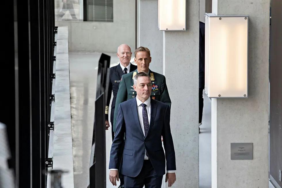 Koronapandemien har skapt behov for omprioriteringer i bruken av midler i forsvarsbudsjettet, skriver forsvarsminister Frank Bakke-Jensen (foran) i innlegget.