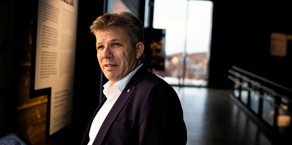 Fiskeri- og havminister Bjørnar Skjæran ber fiskerinæringa svare for hvordan de jobber med likestilling.