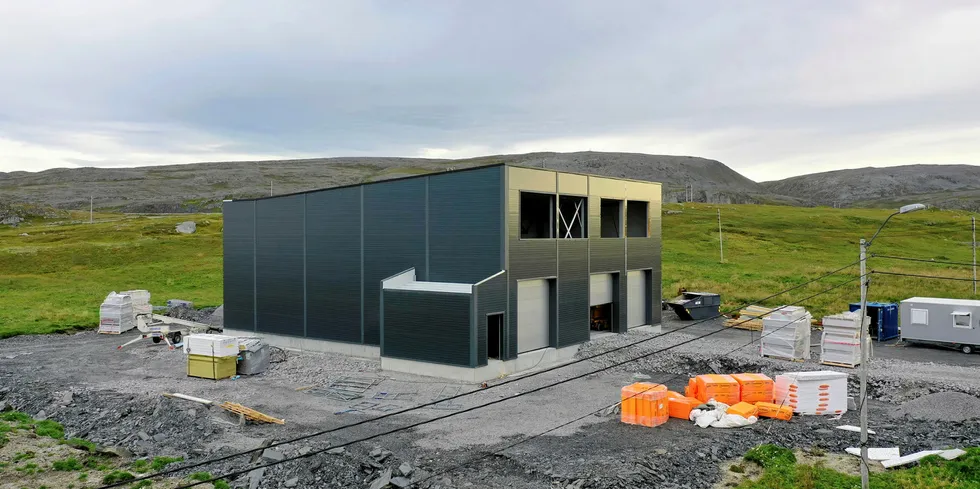 Hydrogenfabrikken til Varanger Kraft nærmer seg produksjonsstart. For å kunne drive storskala er man avhengig av vindkraftproduksjon fra Raggovidda III. Nå frir Varanger Kraft til OED og håper de ser næringsing- og industripolitisk på utbyggingen.