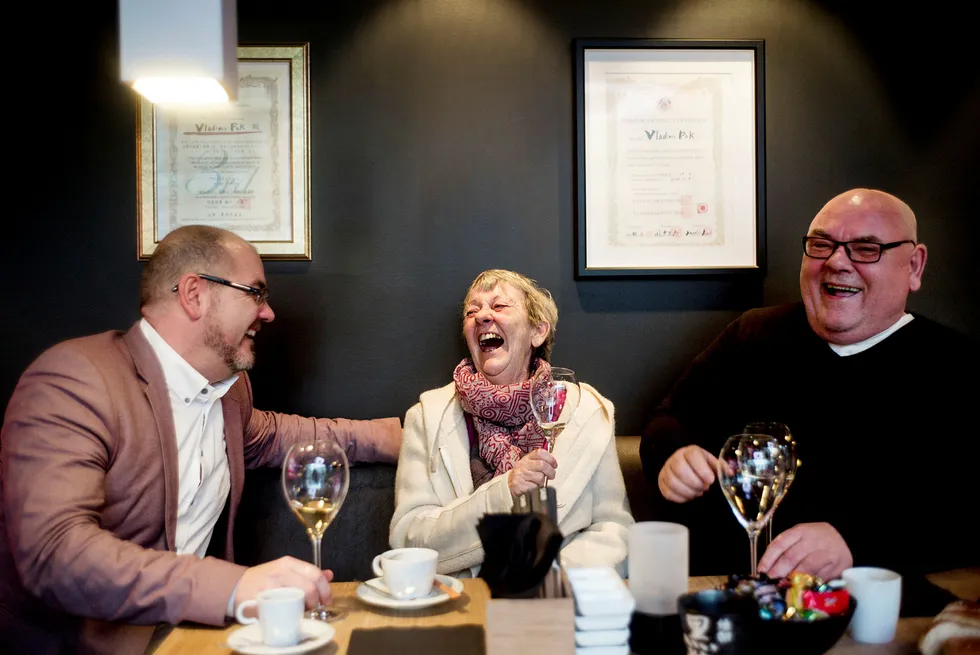 Njål Gaute Solland, administrerende direktør i Sabi Omakase, feirer Michelinstjernen sammen med mor og far Jorun og Geir Solland på en av Sabi Sushis restauranter i Stavanger, på Jåttåvågen. Foto: Tommy Ellingsen