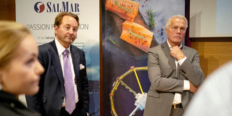 Kjell Inge Røkke (eier Aker) og Gustav Witzøe under lanseringen av Salmar Aker Ocean i august 2021.