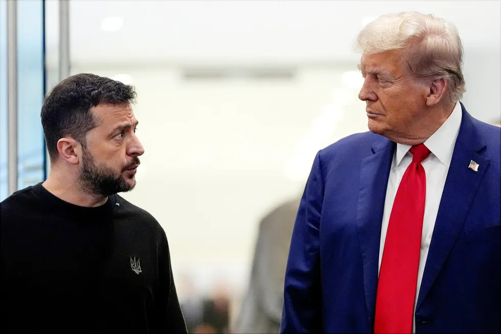 President Donald Trump tar fredag ettermiddag norsk tid imot Ukrainas president Volodymyr Zelenskyj i Det hvite hus. De to møttes også i New York i september i fjor (bildet), men Trump har siden kommet med krasse utfall mot den ukrainske presidenten.