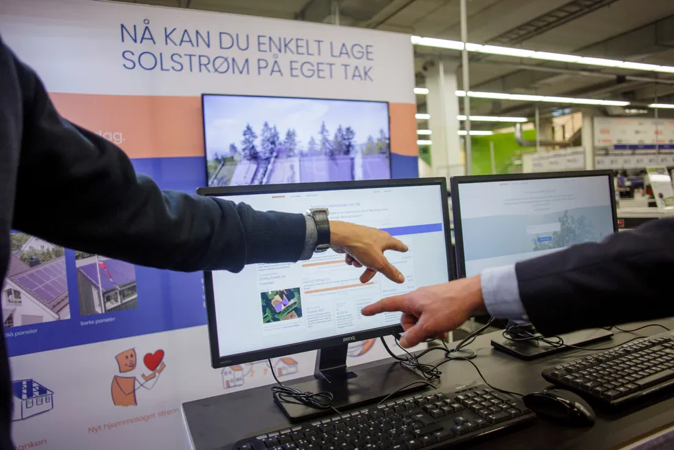 Det er effektivt at én enhet gjennomfører anskaffelsen. Tenk hva det koster om 150.000 ansatte skal løpe på butikken, skriver artikkelforfatteren.
