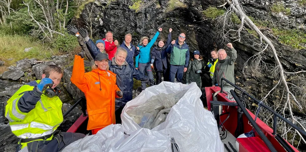 Her er den eine av gruppene som ryddet sammen i Ølve sist uke. På bildet er folk frå Norges Fiskarlag, Norges Sjømatråd, Norges Sildesalgslag, Pelagisk Forening, Scale, Biofish, Salt, Hold Norge Rent og Sjømat Norge.