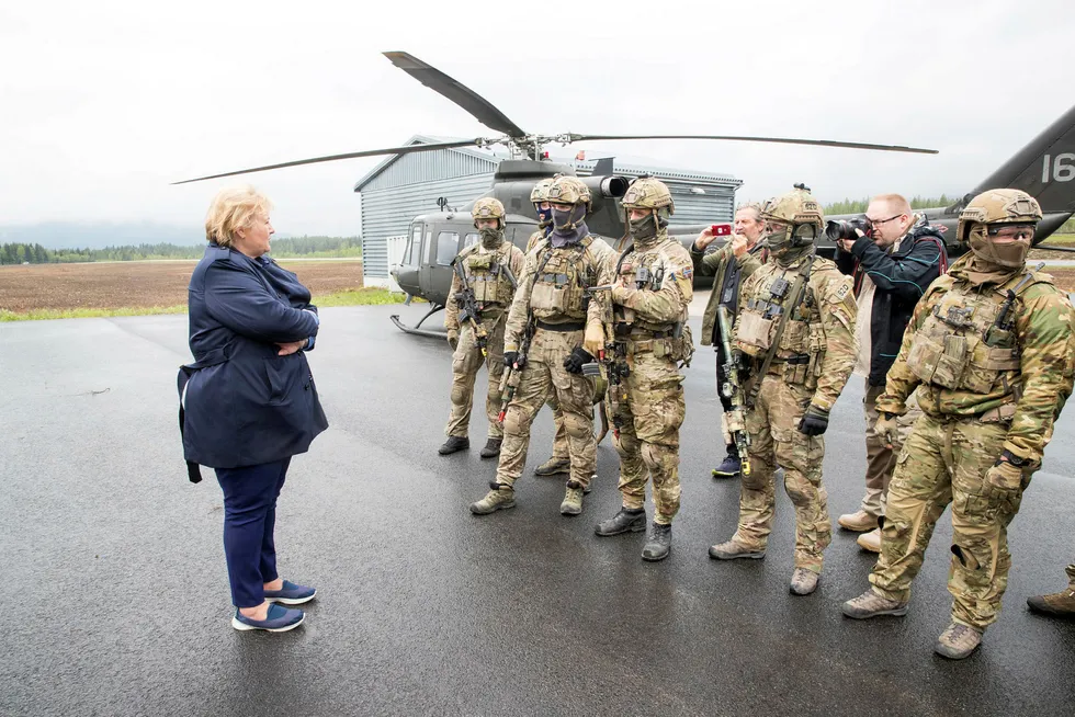 Ønsker vi egentlig et system hvor vi velger toppledere basert på kjønn, spør artikkelforfatteren. Statsminister Erna Solberg (H) besøkte tidligere i år Rena Leir der det blant annet ble diskutert kvinner i Forsvaret.