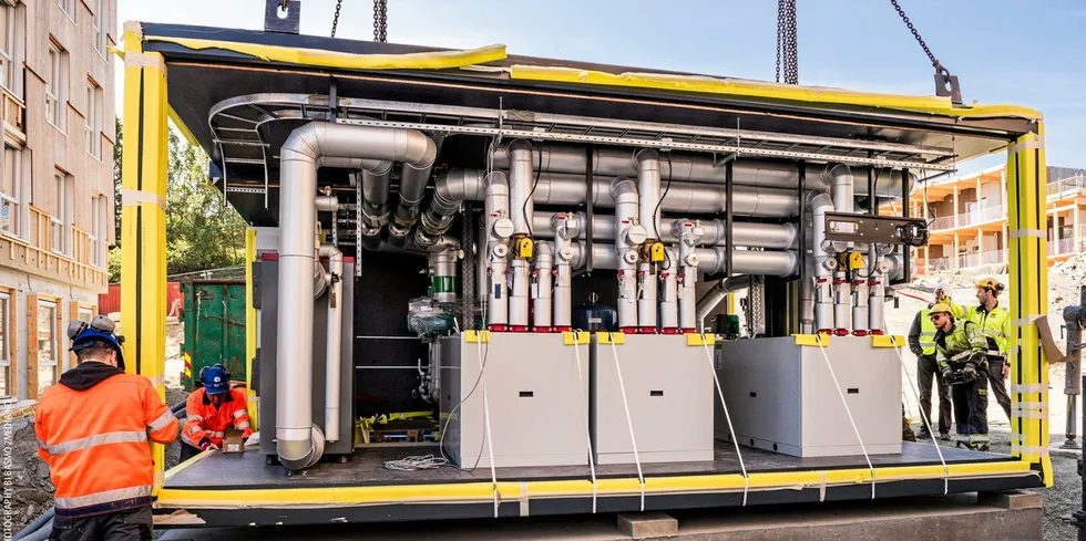 Enova har støttet varmepumper og energisentraler i 15 år. Nå frykter Per Just Skaret i Enaktiva at høye strømpriser og utebetaling av strømkompensasjon fra leverandørenes egne inntekter kan redusere satsingen på lokale varmeanlegg.