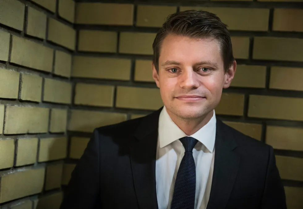 Høyres Peter Christian Frølich (H) lanserte ideen om et forbud mot prisdiskriminering i dagligvarebransjen, men fikk ikke gjennomslag i eget parti. Nå foreslår et flertall på Stortinget bestående av Ap, SV og Frp noe som ligner.