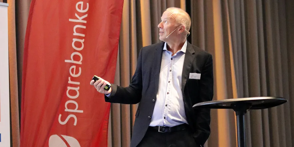 Olav Botnen, kraftanalytiker i Volt Power Analytics, tror kraftprodusentene må justere ned strømprisene for å bli kvitt alt vannet.