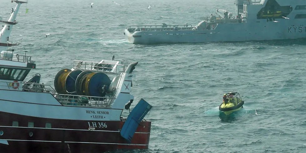 Den skotske trålere «Henk Senior» ble stoppet av Kystvaktens KV «Bergen» etter fiske i norsk sone i Nordsjøen uten gyldig fisketillatelse.