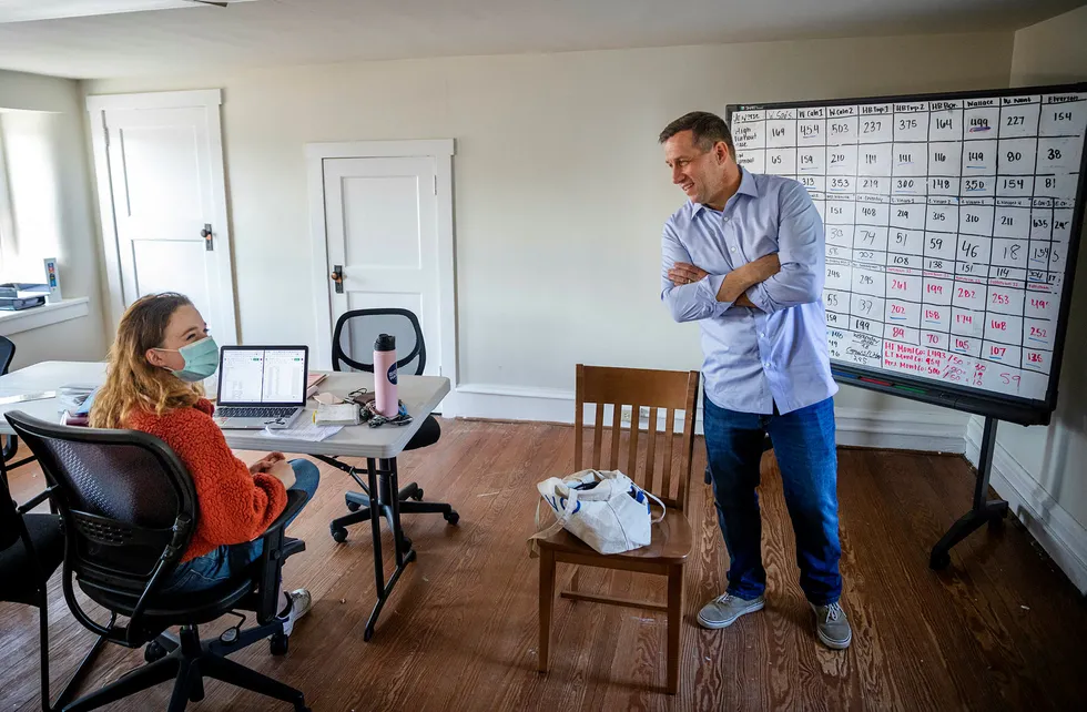 Paul Friel er kandidat for Demokratene i det 26. valgdistriktet i Pennsylvania – en avgjørende vippestat i valget. For hans del handler det om makt til å endre systemet som velger politikere i delstaten og til Kongressen i Washington, D.C. Til venstre: Emma Wennberg jobber med å kontakte velgere i området.