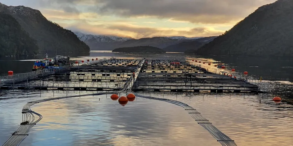 Solnedgang over lakselokalitet lengst sør i verden. Illustrasjonsfoto: Nova Austral