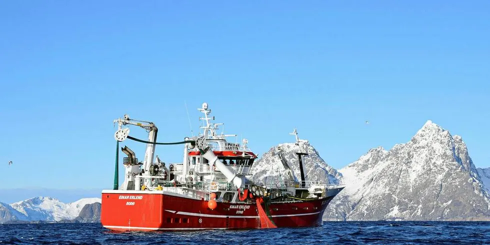 SNURREVAD: «Einar Erlend» i snurrevadfiske på Lofothavet. Reder og skipper Einar Helge Meløysund fortviler over at snurrevadflåten ikke får innpass på de beste torskefeltene. Foto: Frode Adolfsen