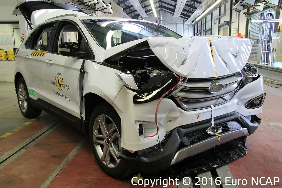 Slik ser en Ford Edge ut etter å ha kjørt inn i en vegg i 50 km/t. Foto: Euro NCAP