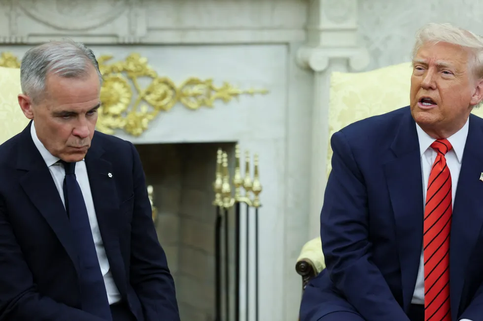 USAs president Donald Trump snakket fritt mens Canadas statsminister Mark Carney gjorde sitt beste for å holde masken.