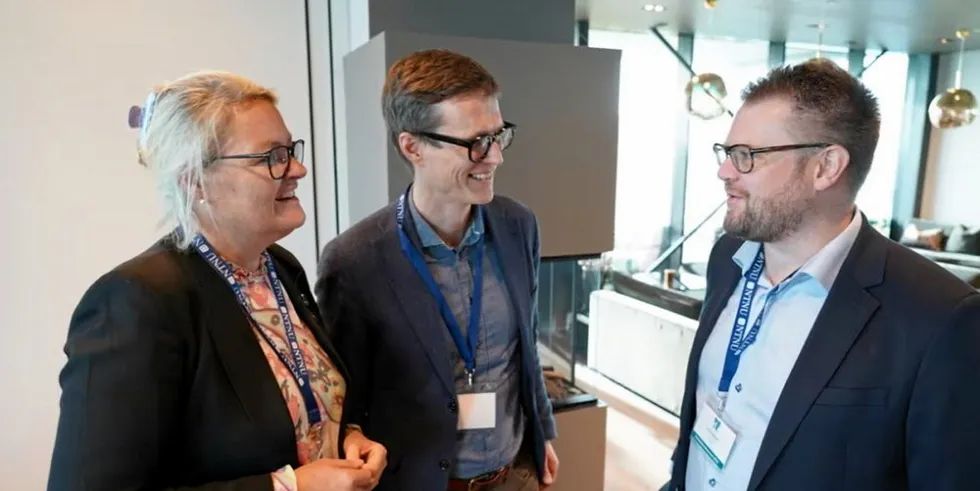 Toril Nagelhus Hernes, prorektor for nyskaping ved NTNU, Hans Bjelland, forskningssjef for avdelingen Havbruk i SINTEF Ocean og Runar Sivertsen, strategidirektør i Salmar ASA.