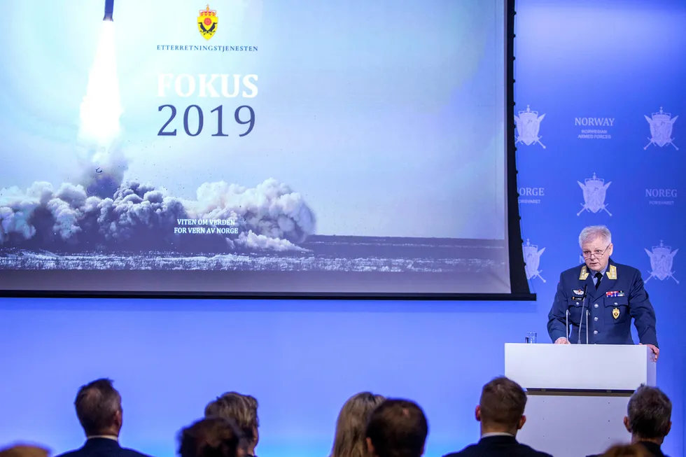 Myndighetenes evne til å beskytte borgerne er avgjørende for demokratiet. Trusselbildet øker i kompleksitet, og forsvarsministeren ber oss om å godta masseovervåkingen i det godes tjeneste. Etterretningstjenestens generalløytnant Morten Haga Lunde legger frem sin åpne vurdering, Fokus 2019, i Forsvarsdepartementets lokaler i Oslo.