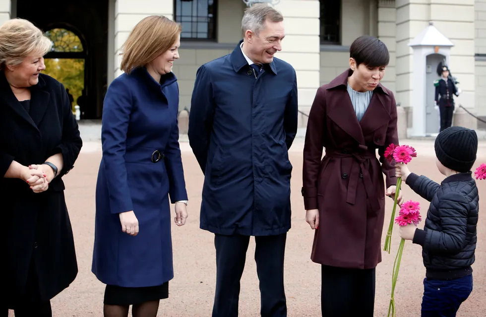 Fredag ble statsminister Erna Solbergs minikabal offisiell. Her presenterer hun de nye ministrene Marit Berger Røsland (H) ny europaminister, Frank Bakke-Jensen (H) ny forsvarsminister og Ine Eriksen Søreide (H) nyutenriksminister, mens Berger Røslands barn gratulerer og gir blomster. Foto: foto Kristin Svorte