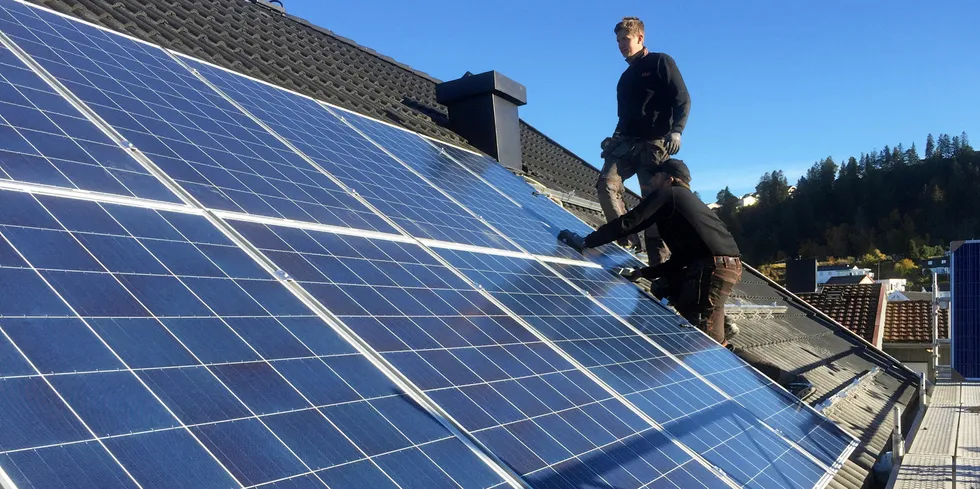 Den eneste strømkilden som vokser, er solenergi. Hele 80 prosent av den nye effekten som har kommet til i år, kommer fra solcelleanlegg, ifølge Elhub.