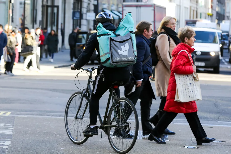 Enten leveringen skjer med bil, moped, elsparkesykkel eller sykkel, er rutene de skal følge nøye planlagt i appen, skriver artikkelforfatterne. Illustrasjonsfoto.