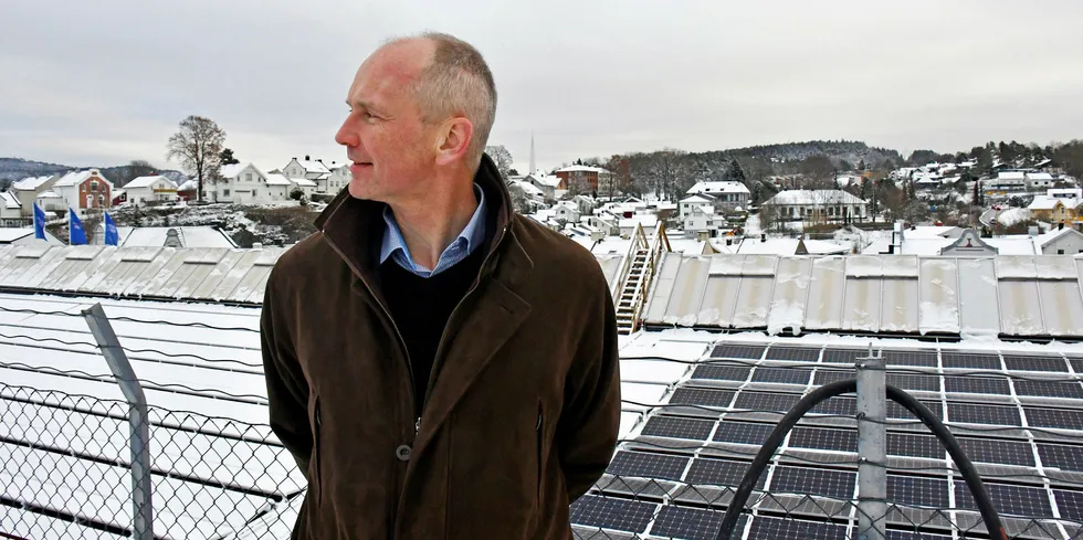 Daglig leder i Solenergi Fusen, Thor Christian Tuv, mener myndighetene sitter for stille i båten.