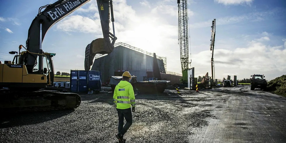 Lyse fortsetter arbeidet med byggingen av ny transformatorstasjon på Opstad i Hå kommune. Dette er ett av flere prosjekter Lyse holder i gang for å sikre arbeide også for andre bransjer.