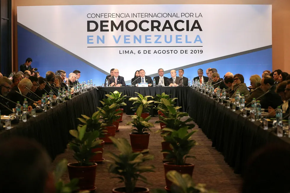 USA advarer Kina og Russland mot å støtte regimet i Venezuela under en konferanse i Lima i Peru.