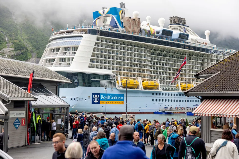 Cruiseturister i Geiranger. Anthem of the Seas har lagt til kai for en snarvisitt.