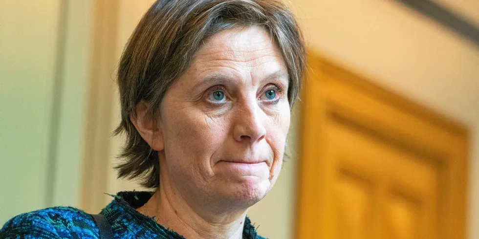 Barne- og familieminister Kjersti Toppe (Sp) er også forbrukerminister. Hun sier at det er aktuelt med strengere regulering hvis ikke strømsalgselskaper følger reglene som allerede er innført.