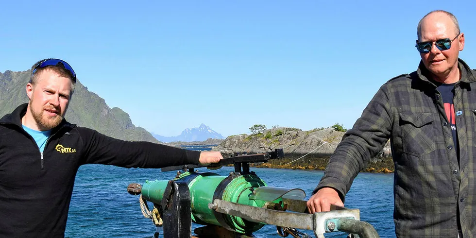 KVALDEBUT: Matias Tøllefsen (25) og kvalfanger Leif Ole Olavsen (54) møttes tilfeldig da de begge vikarierte om bord MS «Richard With». Veteranen fra Lofoten har lokket den unge Senja-fiskeren inn i kvalnæringa, og har sagt seg villig til å være med videre som mentor.