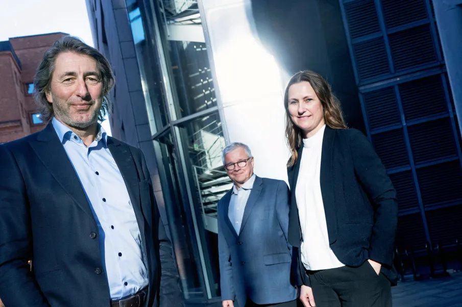 Kongsberg Maritime-sjef Egil Haugsdal, flankert av Loke-toppsjef Walter Sognnes og direktør Wenche R. Helland.