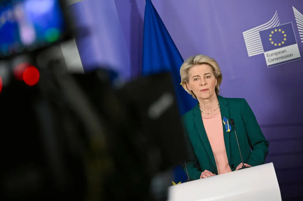 President i EU-kommisjonen Ursula von der Leyen på pressekonferanse i Brussel. EU vil nå kople markedsadgang med fiskekvoter.