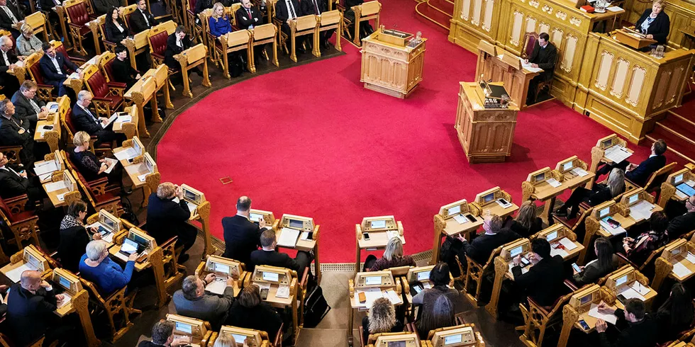 NEI: Med klare nei fra Arbeiderpartiet, Høyre, Senterpartiet og Fremskrittspartiet er det flertall i Stortinget for å droppe lakseskatten.