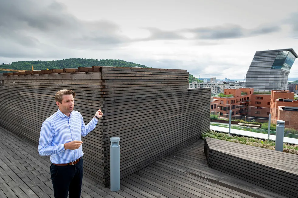 Øyvind Magerøy kjøpte en leilighet i Operagata i 2017. Han opplyser at kjøperne i 2019, rett før overtagelse, ble gjort oppmerksom på at tre parseller var solgt privat til tre kjøpere. – Det er sørgelig, sier Magerøy,