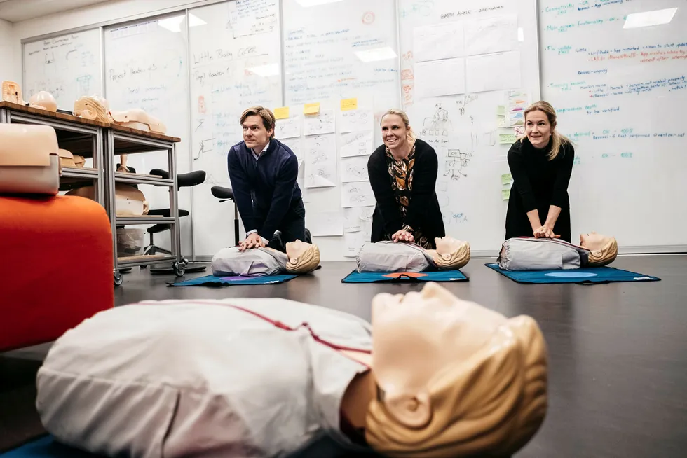 Alle tre Lærdal-barna jobber i familiekonsernet. Laerdal Medical er mest kjent for Anne-dukken. Her utfører (fra venstre) Jon Lærdal (39), Hanne Lærdal (42), og Ingrid Lærdal (35) hjertekompresjoner i henhold til opplæringsprogrammet.