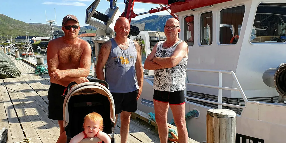 FRYKTER OVERFISKE: Fiskerne Ørjan Furøy, Eivind Fagerheim og Steinar Furøy sammen med barnebarnet sitt på kaia i Sørvær på Sørya for Holmen Kystrederis nyervervede «Brattholmen». De frykter den kontrollerte turistfiskenæringa kan få konsekvenser for kvoteforhandlingene mellom Norge og Russland.