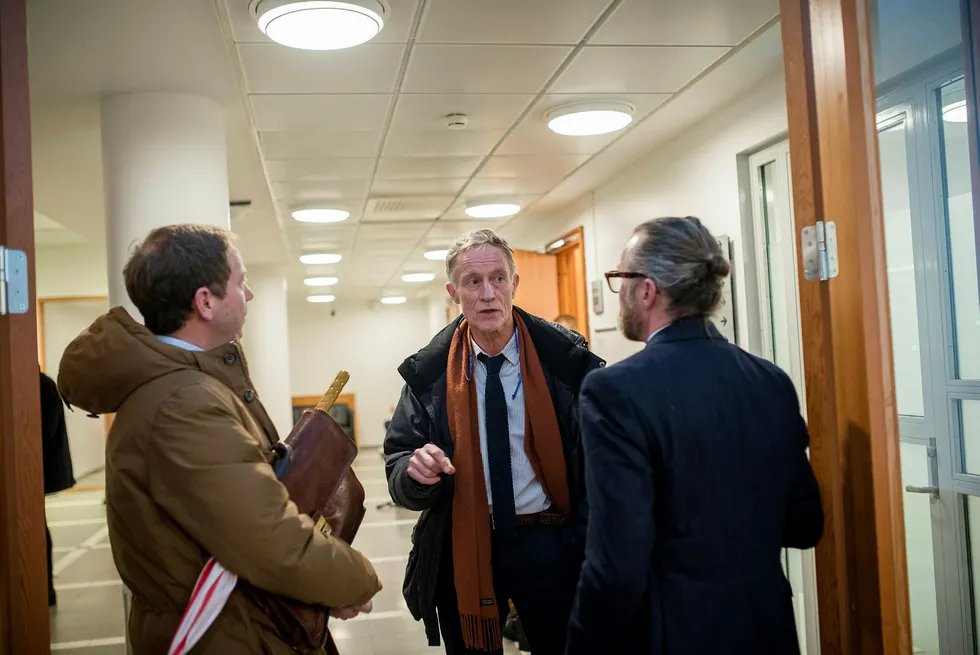 Fra venstre Kjell Inge Røkkes advokat Rasmus D. Woxholt fra advokatfirmaet Elden, Jan Erik «Jannik» Iversens advokat Benedict De Vibe og politiadvokat Andreas Meeg-Bentsen i forkant at onsdagens fengslingsmøte. Foto: Skjalg Bøhmer Vold