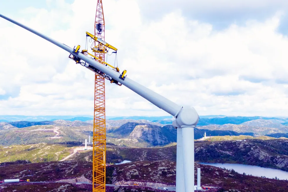 Andelen utenlandsk eierskap synker, fordi en rekke anlegg er kjøpt opp av norske kraftselskap den siste tiden – inkludert Tonstad Vindpark. Også de fleste nye vindkraftprosjekter som utredes i Norge nå, eies av norske aktører, skriver Åslaug Haga i Fornybar Norge.