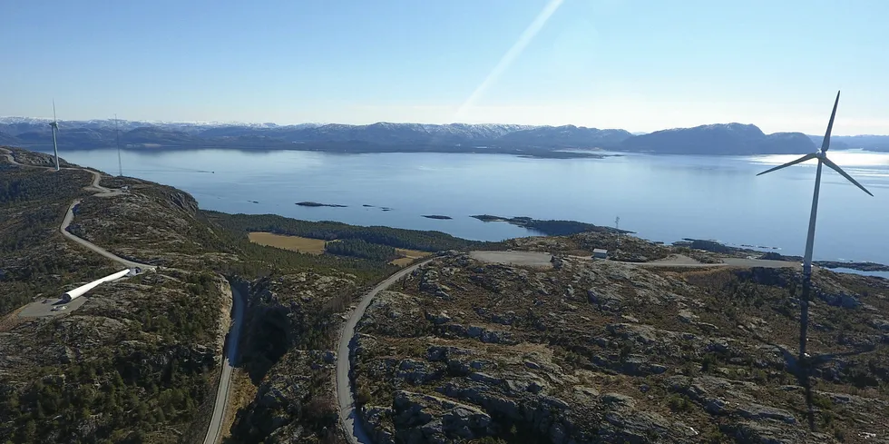 Reetableringen av Hundhammarfjellet vindkraftverk har skapt konflikt mellom NTE og Telenor.