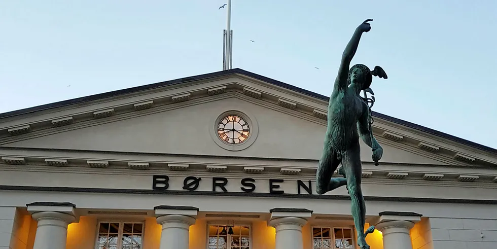 Oslo Børs stiger mandag, godt hjulpet av lakseaksjene.