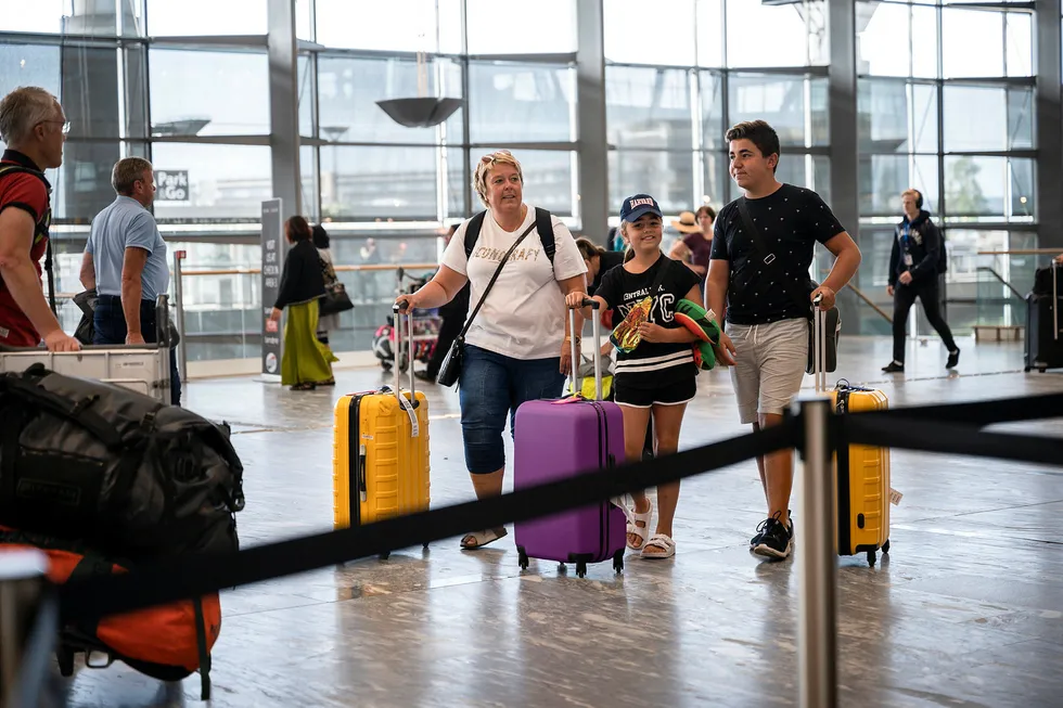 Helene Bråthen (46) og barna Alma Bråthen-Ahmed (8) og Adem Bråthen-Ahmed (12) skal fly til Tyrkia. De kjenner ikke på flyskam. – Jeg tenker ikke så mye på det, sier mor Helene Bråthen.
