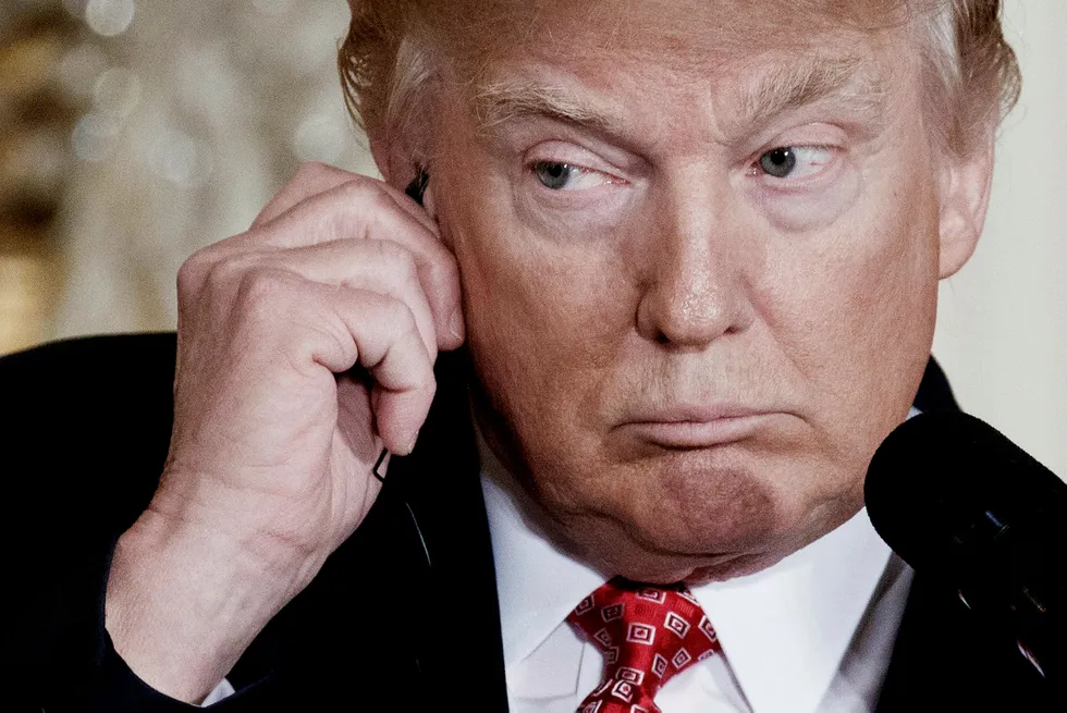 USAs president Donald Trump sparket i forrige uke FBI-sjef James Comey. Nå skriver New York Times at Trump ba Comey om å droppe etterforskningen mot Trumps nå avgåtte sikkerhetsrådgiver, Michael Flynn. Det gjorde ikke Comey. Foto: Evan Vucci/AP/NTB Scanpix