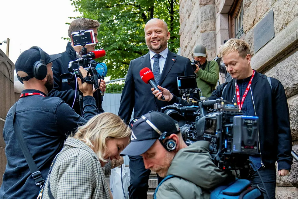 Finansminister Trygve Slagsvold Vedum foreslår at bransjen skal beskattes ut fra kontraktspris for fastprisavtaler i bedriftsmarkedet. Ordningen skal nå bli permanent.