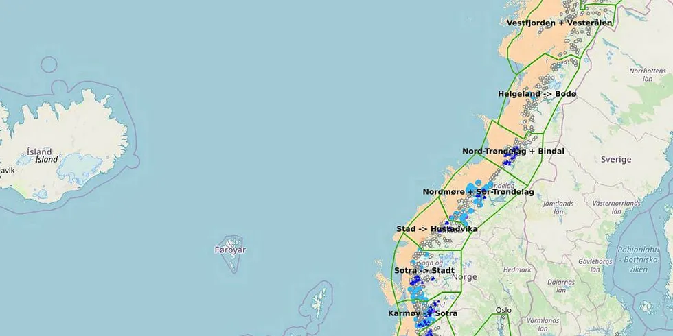 KART I SANNTID: Havforskningsinstituttet ønsker å utvikle et overvåkningssystem for havet der en kan varsles om flere risikofaktorer knyttet til havbruk og kyst. Her en skjermdump av HIs lakseluskart der du blant annet kan se hvor de smittsomme lakseluslarvene blir transportert med strømmen (oransje felt).