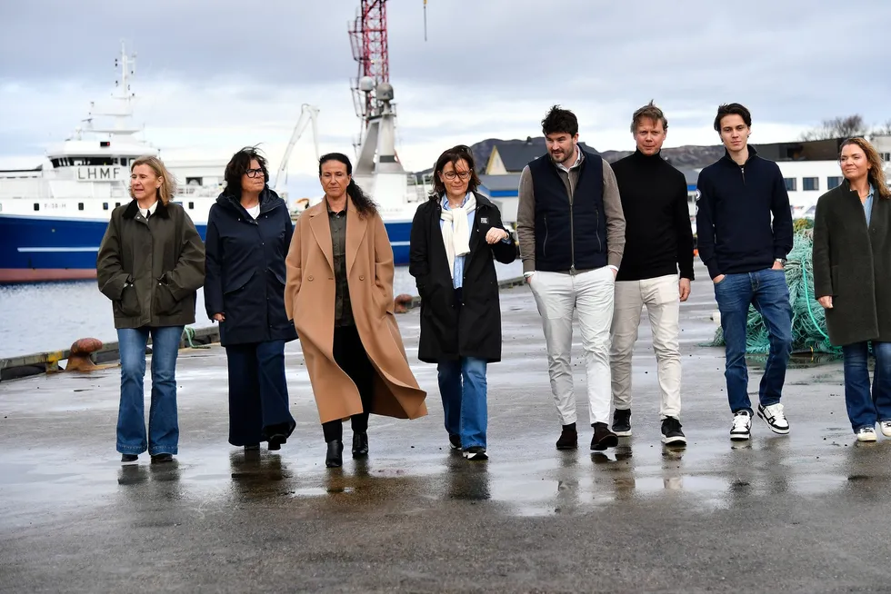 Familien Strand tatt på kaien utenfor administrasjonsbygget i Ålesund. Fra venstre: Janne-Grethe, Solveig, Astrid, Elisabeth, Mats, Nils Olav, Sebastian, Maria.