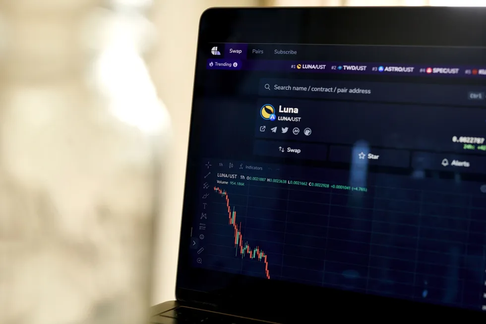 Luna, verdens sjette største kryptovaluta, kollapset i løpet av få dager nå nylig, i et forsøk på å berge den «stabile» kryptomynten terra, skriver Robert Næss.