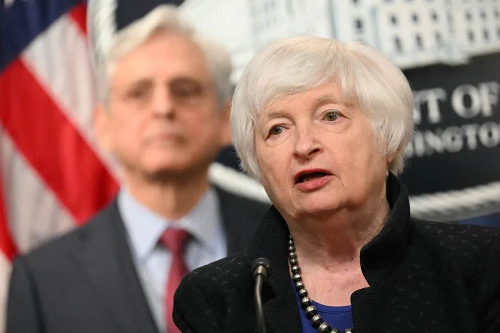 Finansminister Janet Yellen og justisminister Merrick Garland annonserte 21. november at amerikanske myndigheter tiltaler sjefen for verdens største kryptobørs, Binance, og gir den en rekordbot på over fire milliarder dollar.