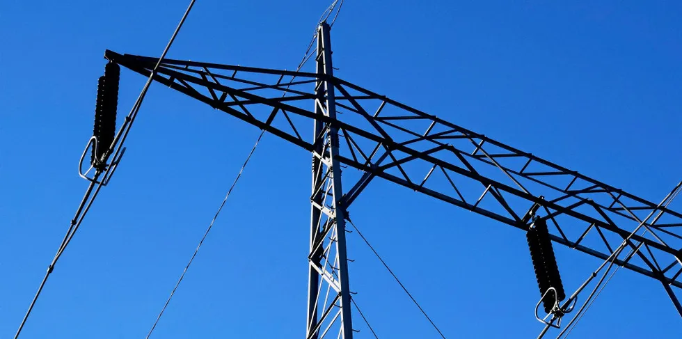 Kraftmaster kraftlinje - kraftmast - kraft - strøm - illustrasjon - energi Foto: fotogtaf, Energi Norge Nå er strømmen ti ganger dyrere i Sør-Norge enn i resten av landet. Strømpriser kraftlinjer.